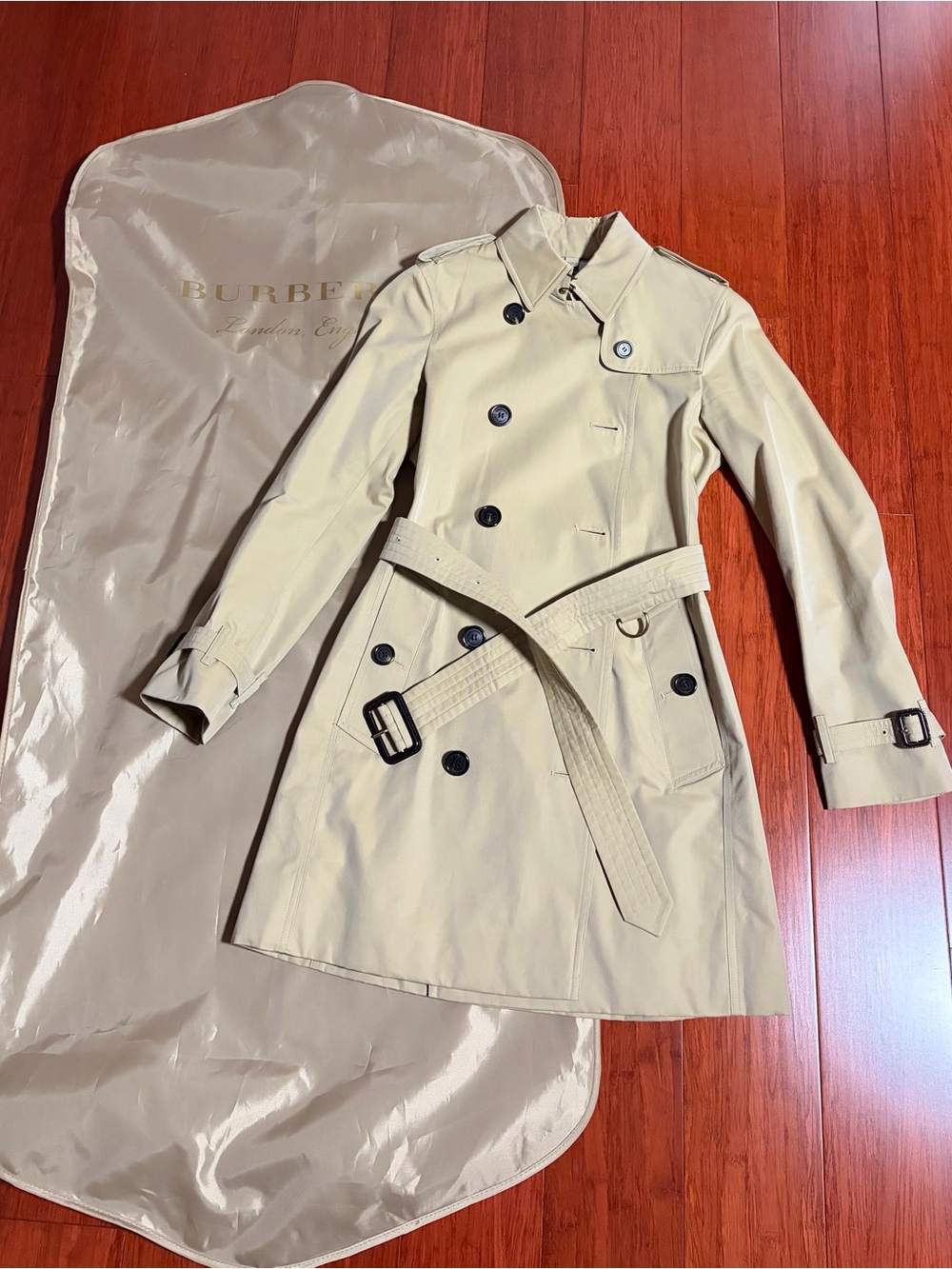 Burberry Classic Beige Double-Breasted Trench Coat with Belt, size XS